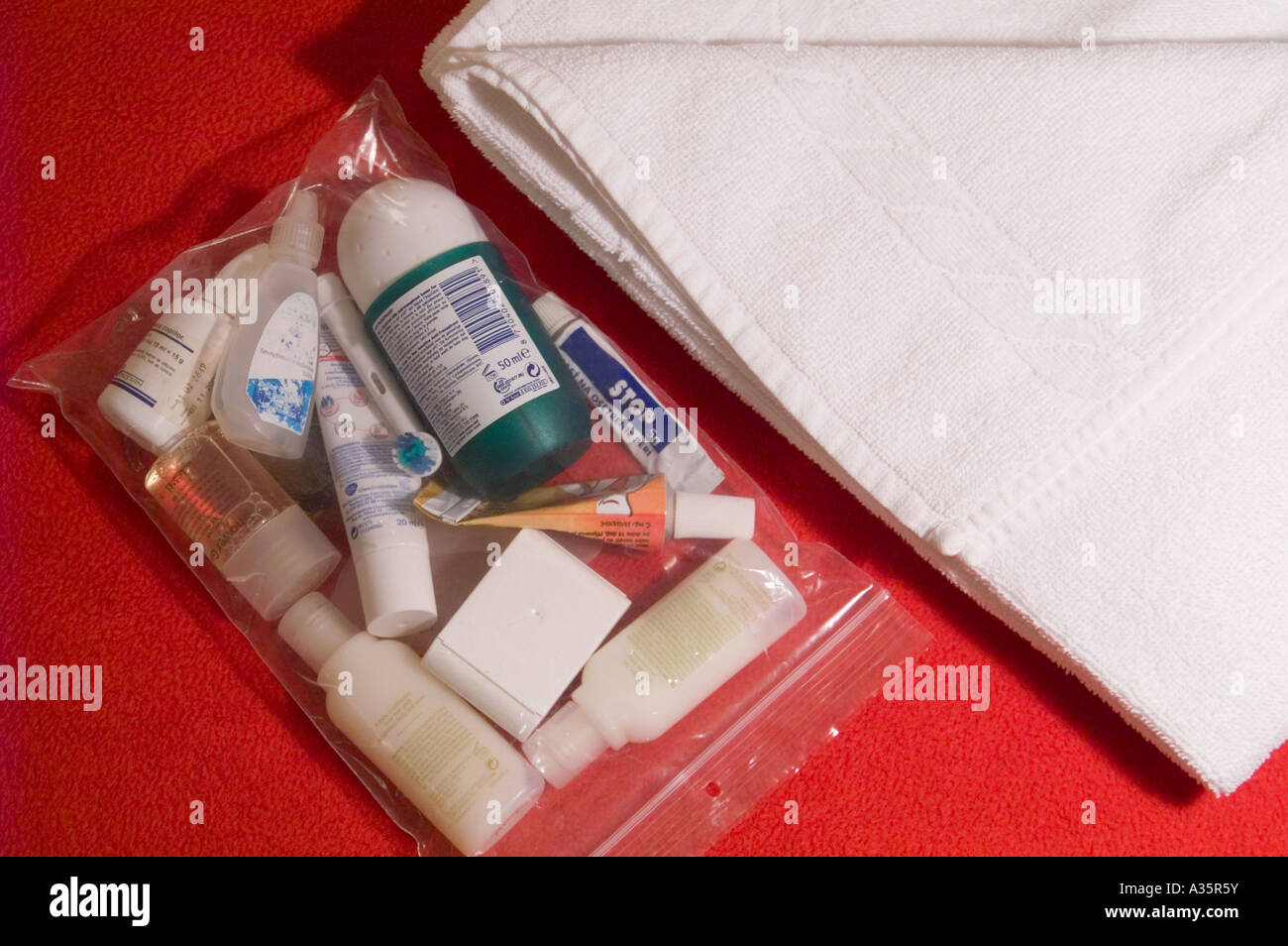 Verschließbaren Plastikbeutel mit Flüssigkeiten und Gels im Handgepäck  Stockfotografie - Alamy