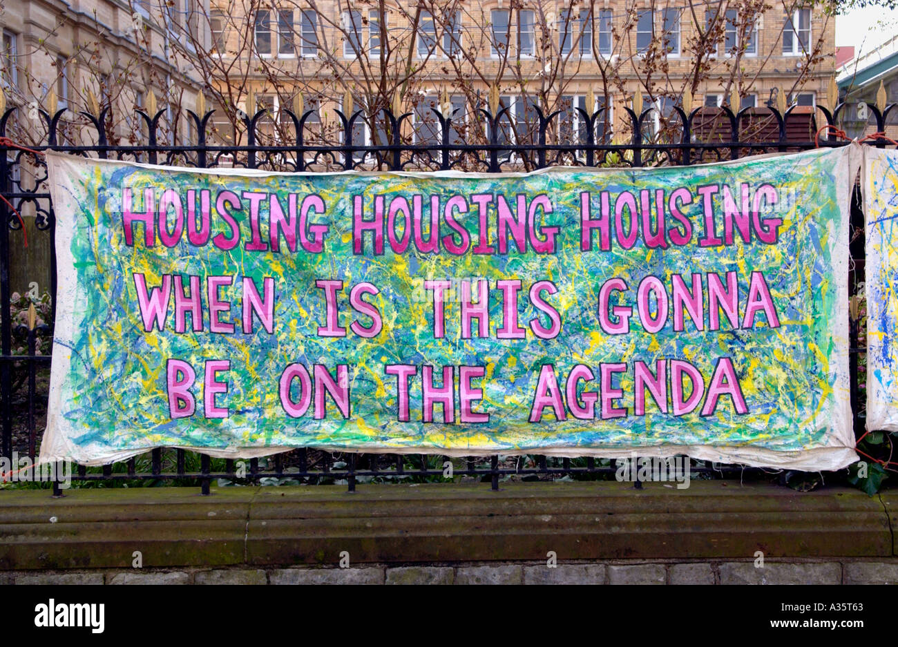Protest-Banner von Cardiff politischer Aktivist Deppie Dave hängen an einem Zaun in Cardiff City centre South Wales UK Stockfoto