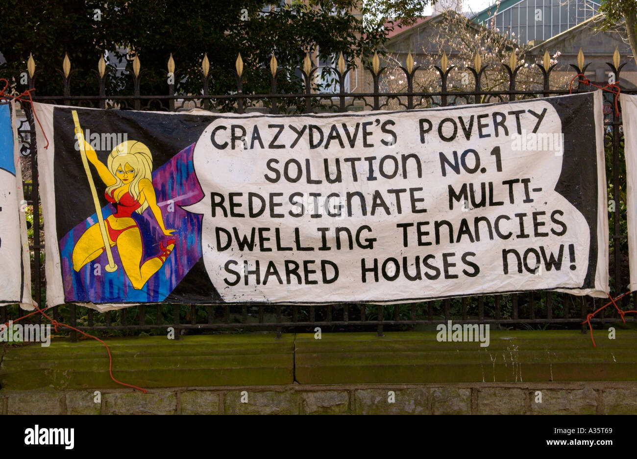 Protest-Banner von Cardiff politischer Aktivist Deppie Dave hängen an einem Zaun in Cardiff City centre South Wales UK Stockfoto