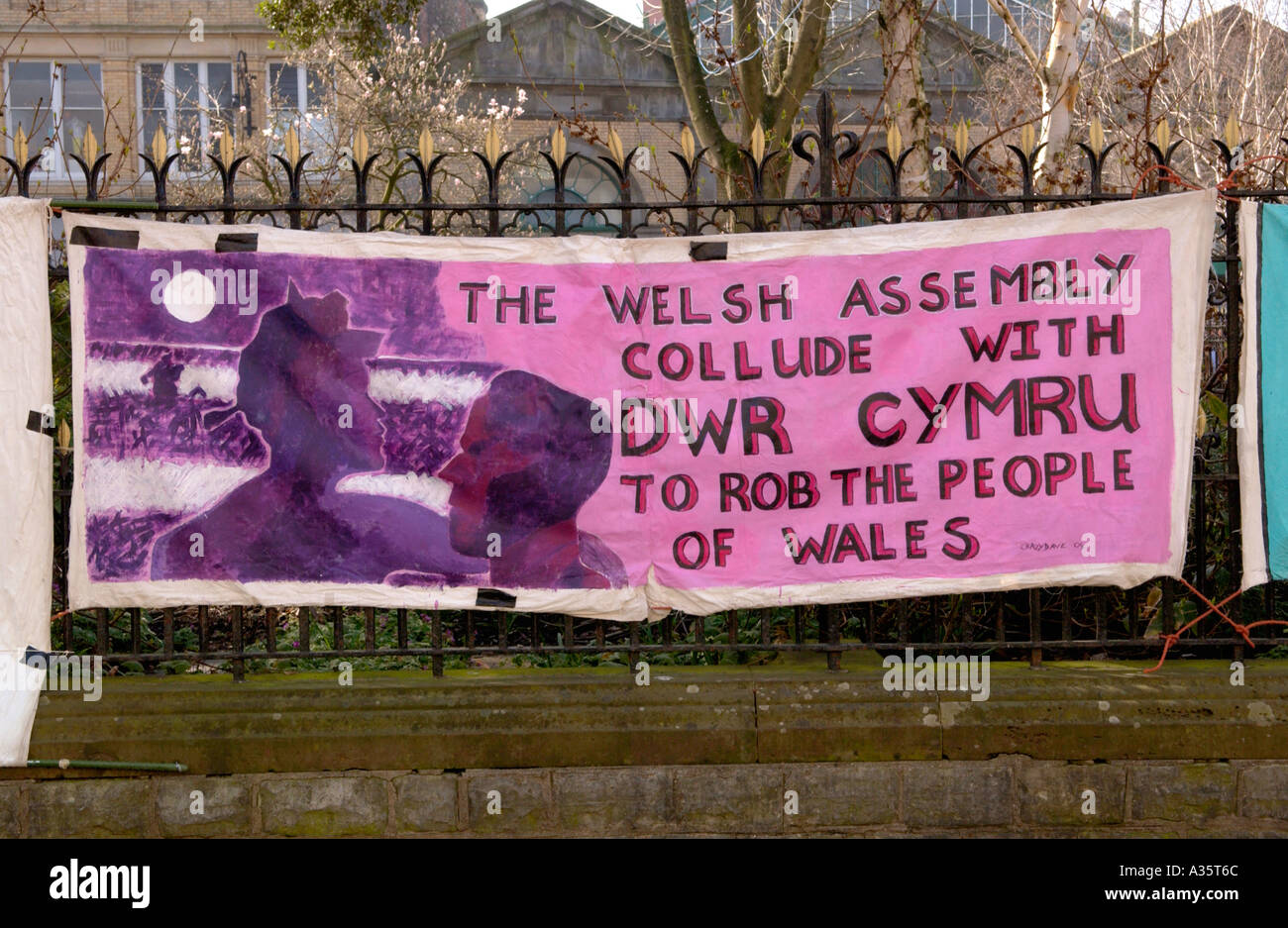 Protest-Banner von Cardiff politischer Aktivist Deppie Dave hängen an einem Zaun in Cardiff City centre South Wales UK Stockfoto