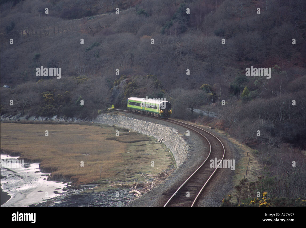 Zug auf die Cambrian Küste in der Nähe von Aberdovey Nord-West-Wales Stockfoto