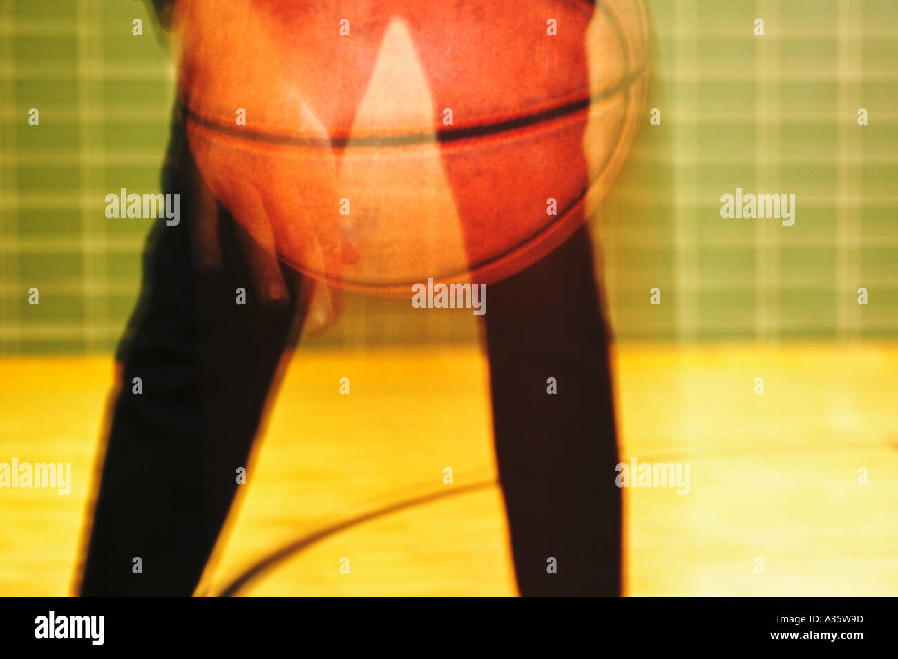 Mann spielen Basketball Stockfoto