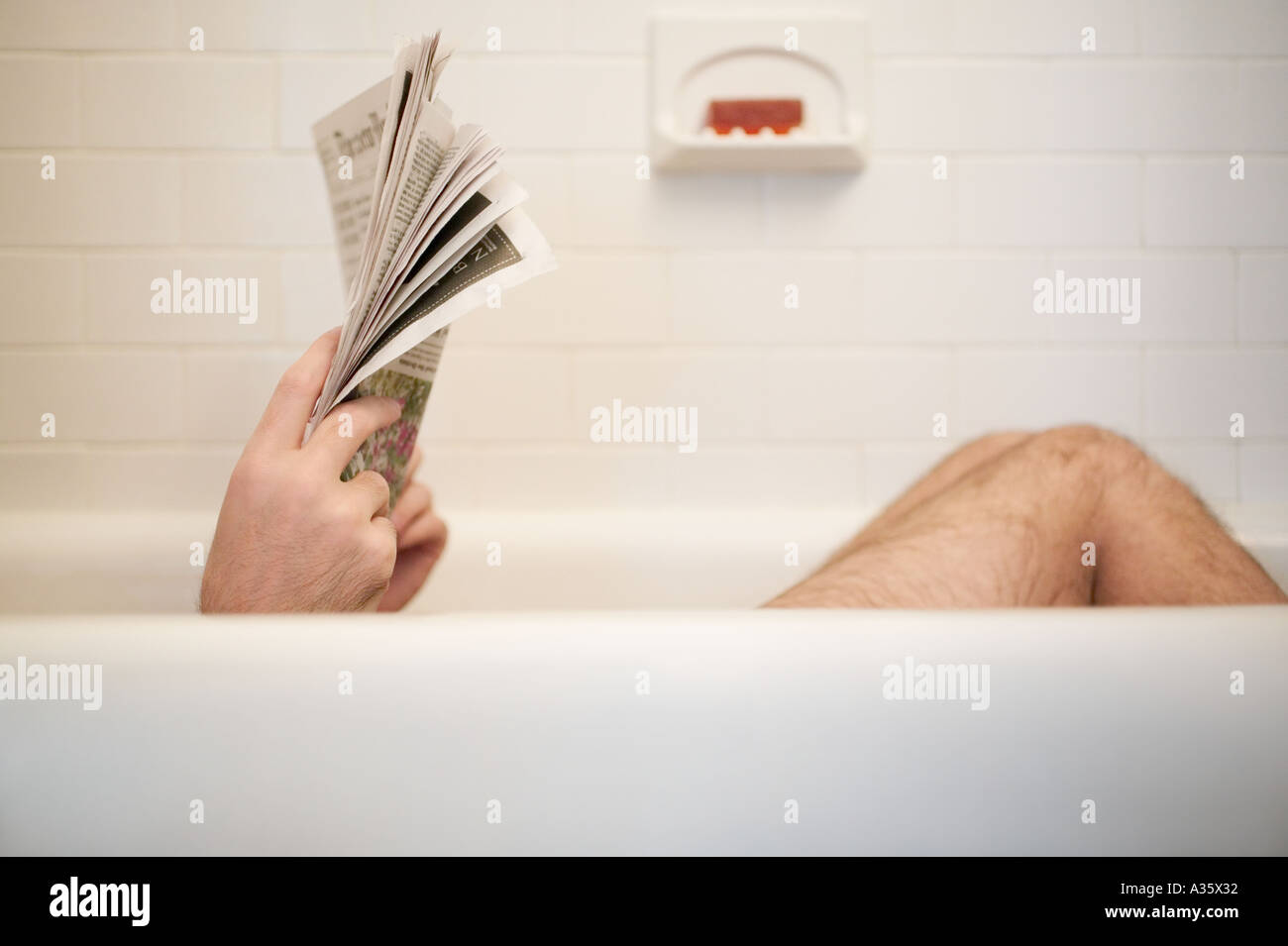 Menschen lesen Zeitung In Badewanne Stockfoto