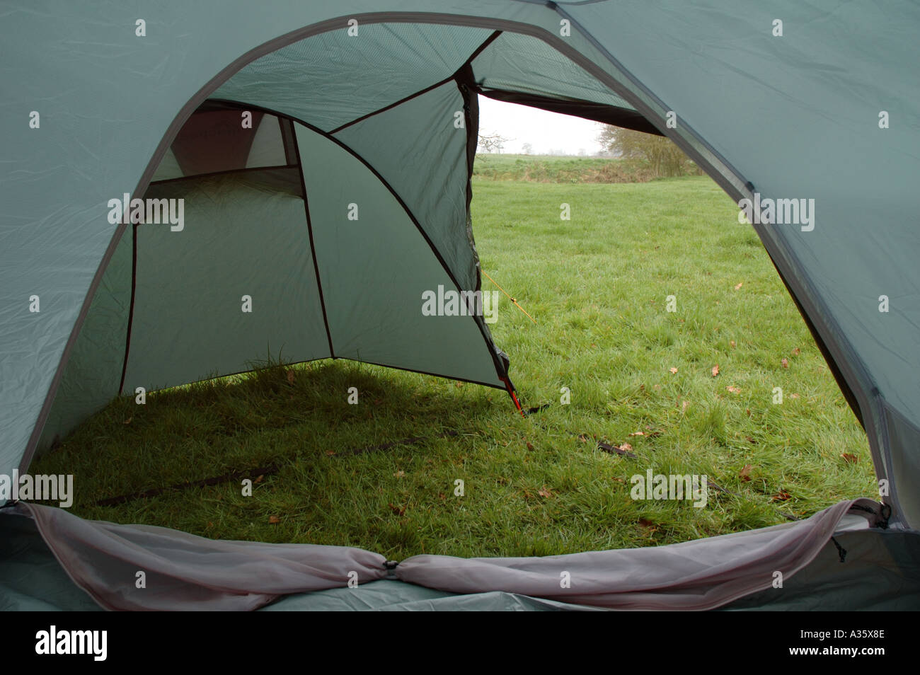 Portal des leichten Wanderns Zelt von innen das Innenzelt gesehen Stockfoto