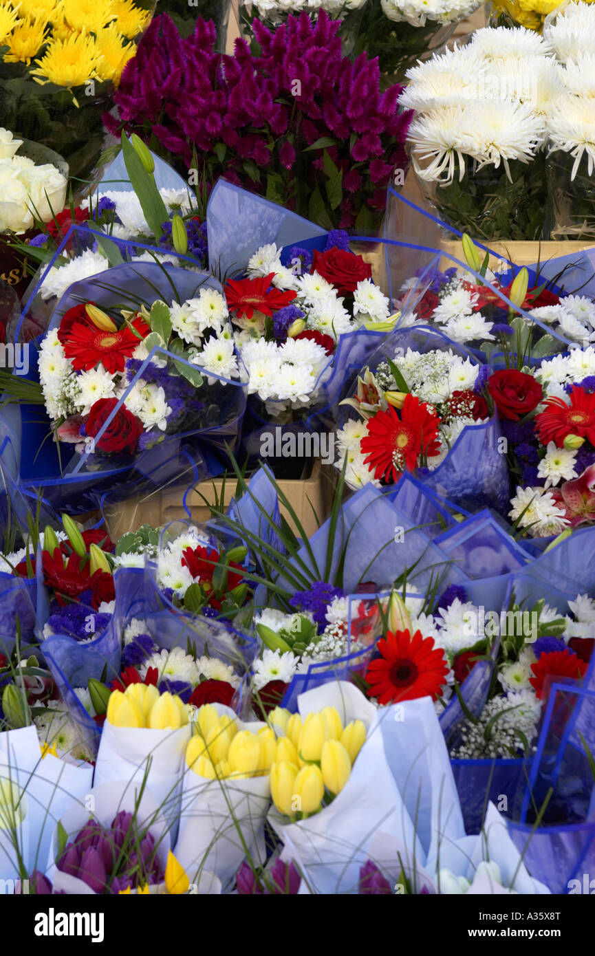 gemischte Blumensträuße für den Verkauf auf einer Blume Stand Grafton street Dublin vertikalen Stockfoto