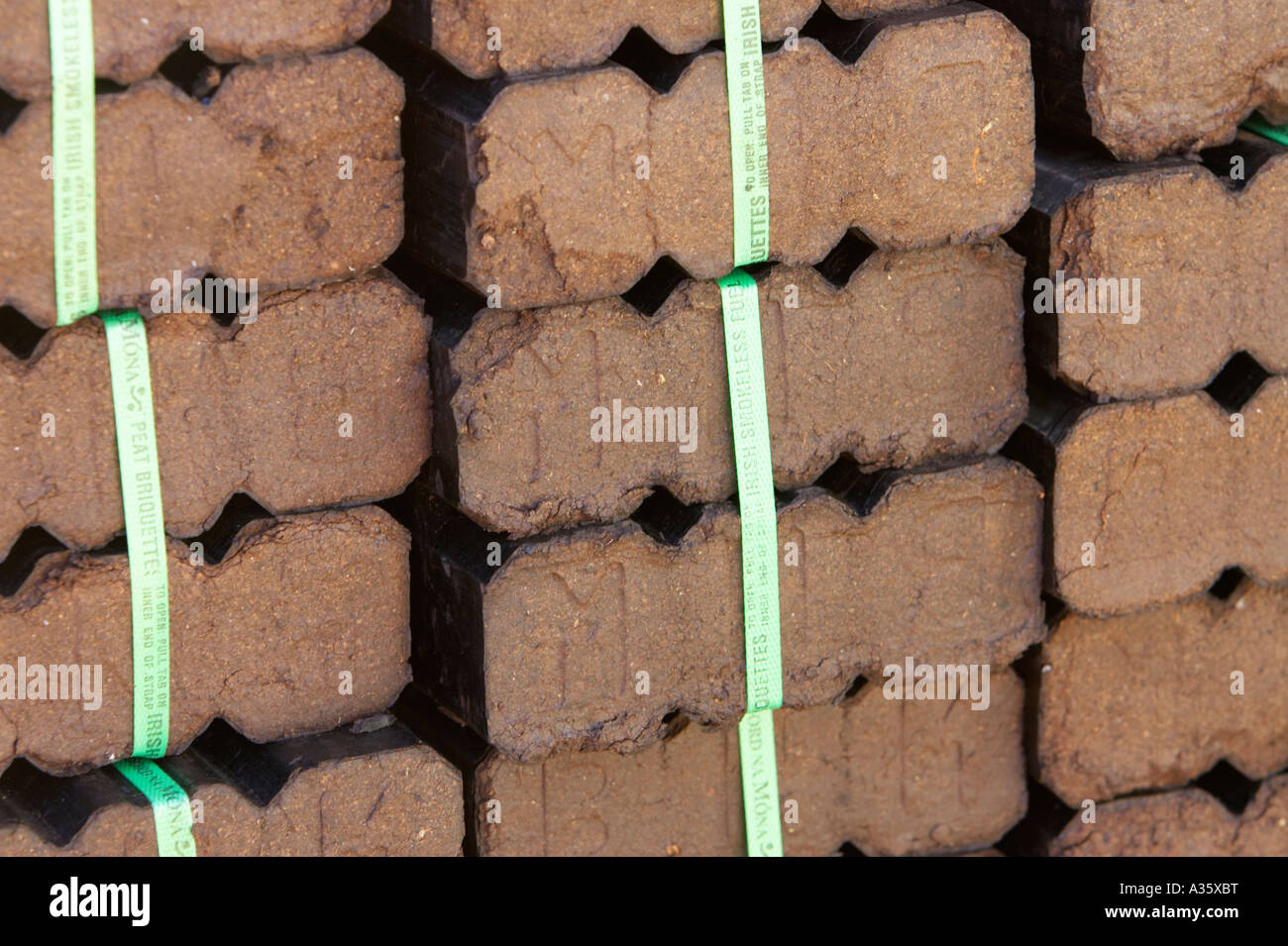 Torf Torf Briketts in einem Stapel zu verkaufen in dublin Stockfoto