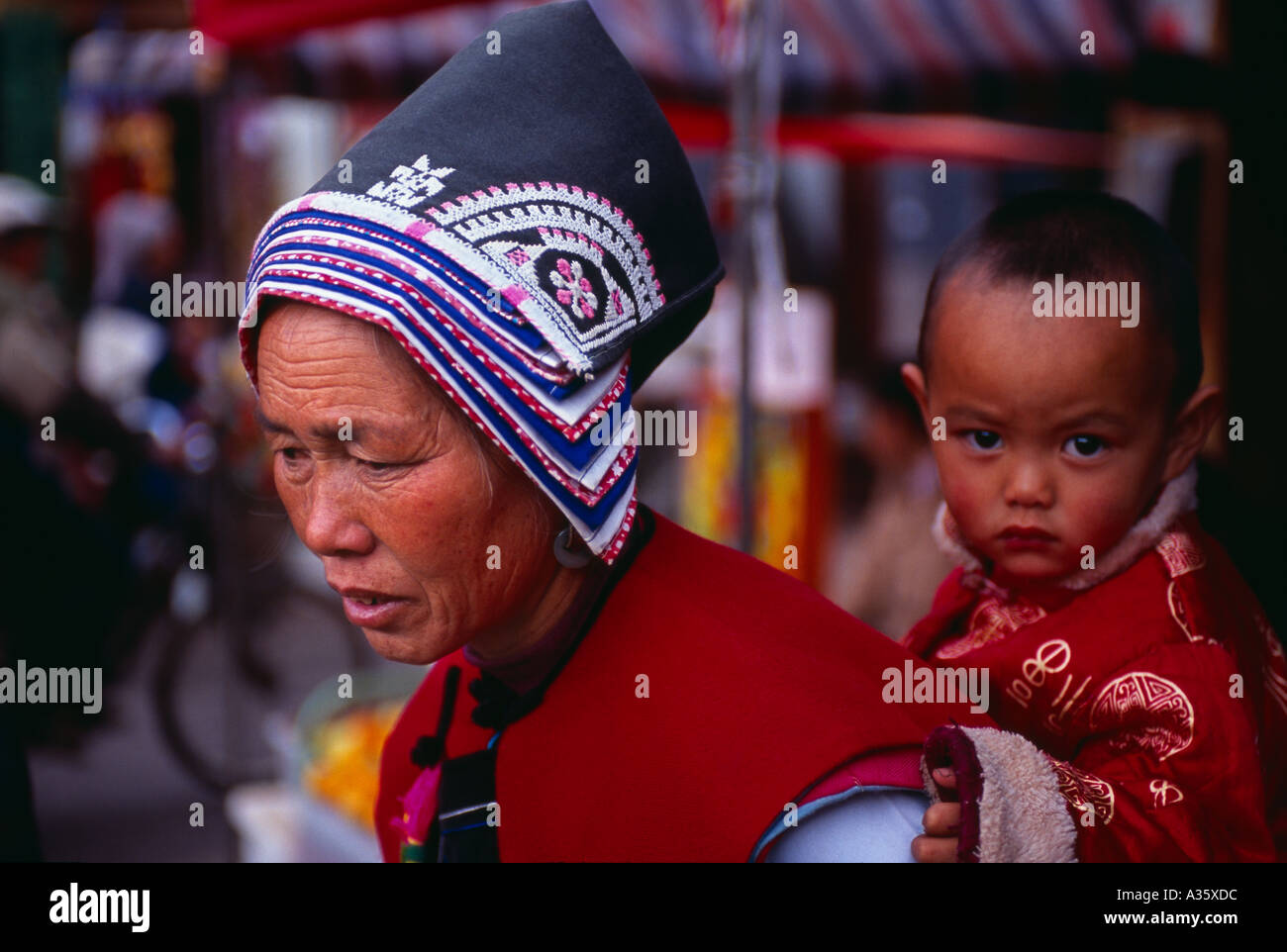 traditionelle Naxi Mutter und Sohn Lijiang Yunnan Provinz China Stockfoto