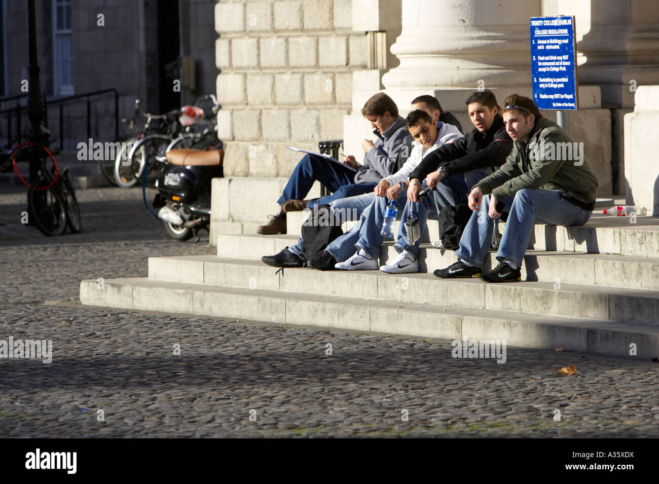 ausländische Studierende auf Schritte im Parlament sitzen Platz Trinity College Dublin University of Dublin Stockfoto