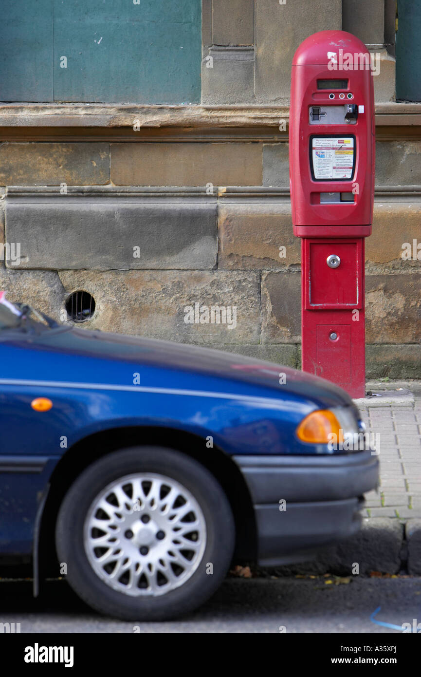 Vorderseite des blaues Auto geparkt in benannten Straße Parkplatz auf Straße vor roten elektronische Parkplatz Fahrkartenautomat Stockfoto