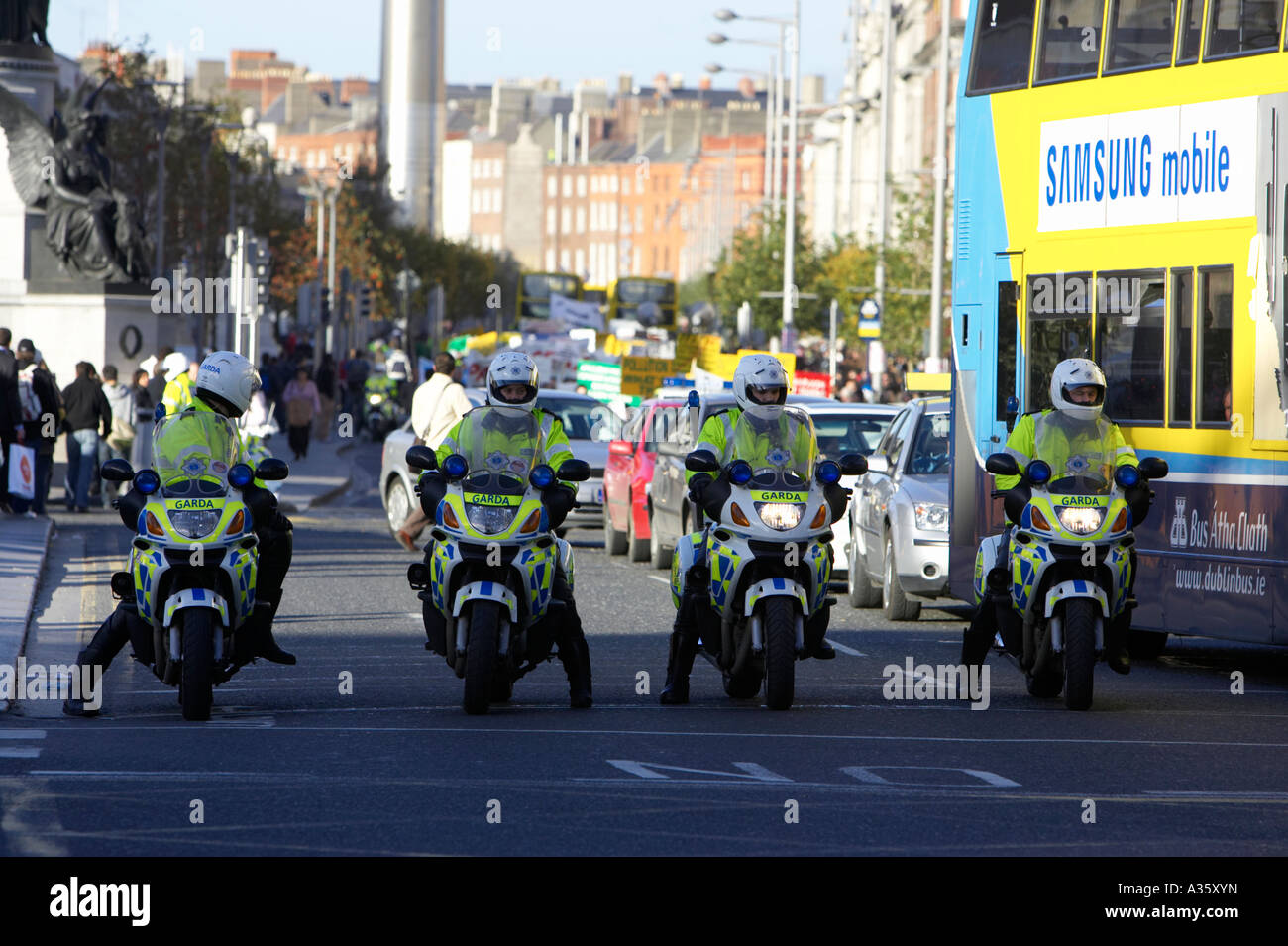 vier Garda Siochana irische Polizei Polizei Verkehrspolizisten auf Motorrädern vor der Demonstration am Liffey Brücke dublin Stockfoto