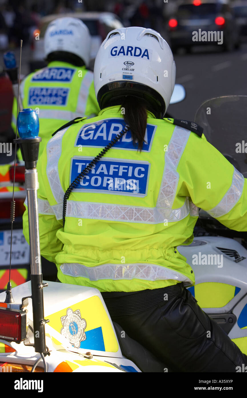 Pferdeschwanz ragte unter Helm des weiblichen Garda Siochana irische Polizei Polizei Verkehrspolizist auf Motorrad-dublin Stockfoto