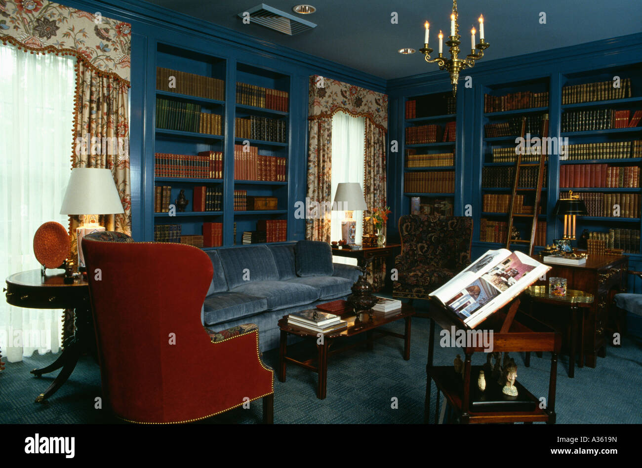 Rot Velours Sessel und Blau Velours-Sofa im formalen blaue Bibliothek
