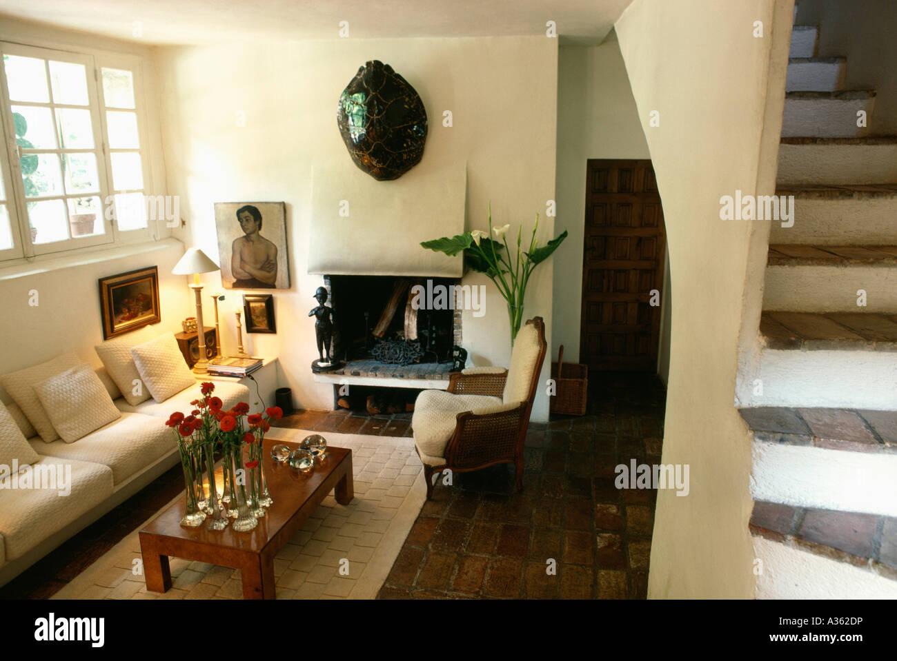 Kamin Und Moderne Mobel Im Traditionellen Gartenhaus Mit Kamin Und Treppe Stockfotografie Alamy