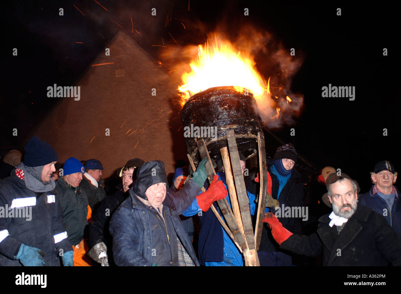 Verbrennung von der Clavie der jährlichen Fire Festival statt 11. Januar im Burghead, Morayshire. Grampian. Schottland.  XPL 4482-424 Stockfoto