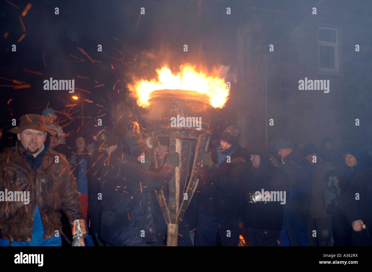 Verbrennung von der Clavie der jährlichen Fire Festival statt 11. Januar im Burghead, Morayshire. Grampian. Schottland.  XPL 4484-424 Stockfoto