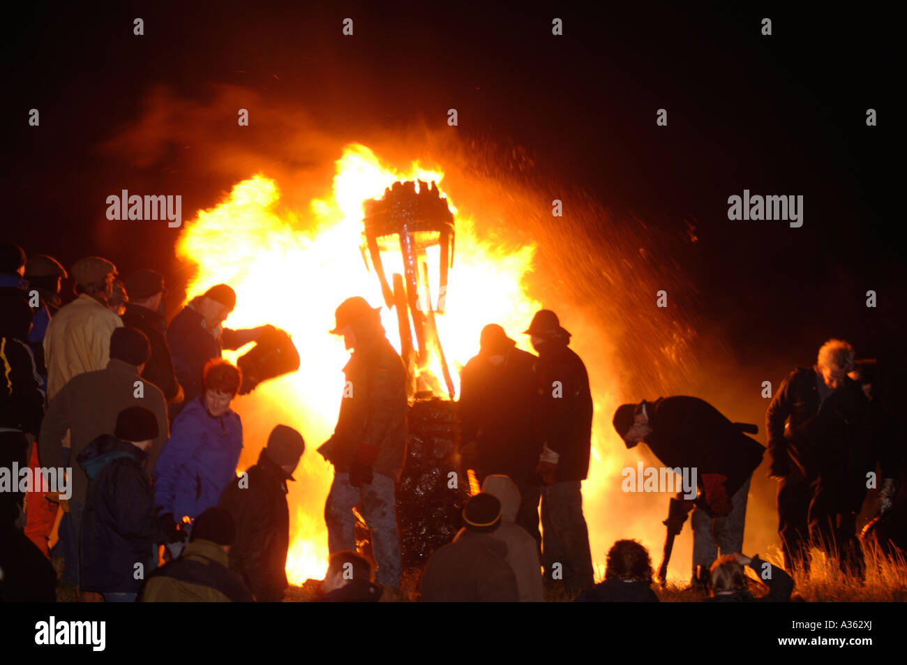 Verbrennung von der Clavie der jährlichen Fire Festival statt 11. Januar im Burghead, Morayshire. Grampian. Schottland.   XPL 4489-424 Stockfoto