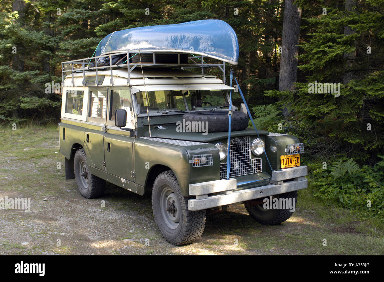 Land Rover Serie 2a 109 mit Kanu in Wäldern Stockfoto