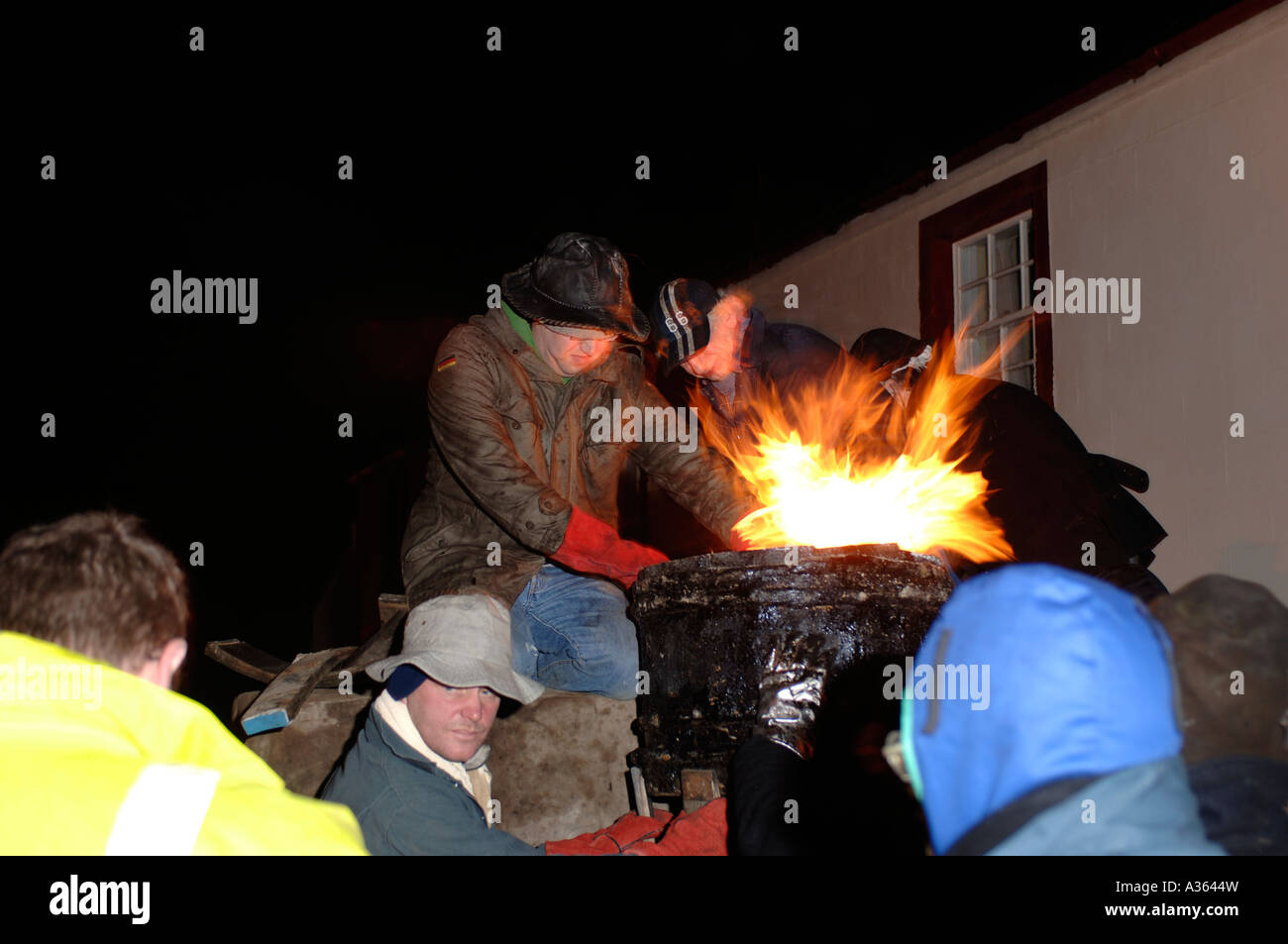 Verbrennung von der Clavie der jährlichen Fire Festival statt 11. Januar im Burghead, Morayshire. Grampian. Schottland.   XPL 4479-424 Stockfoto