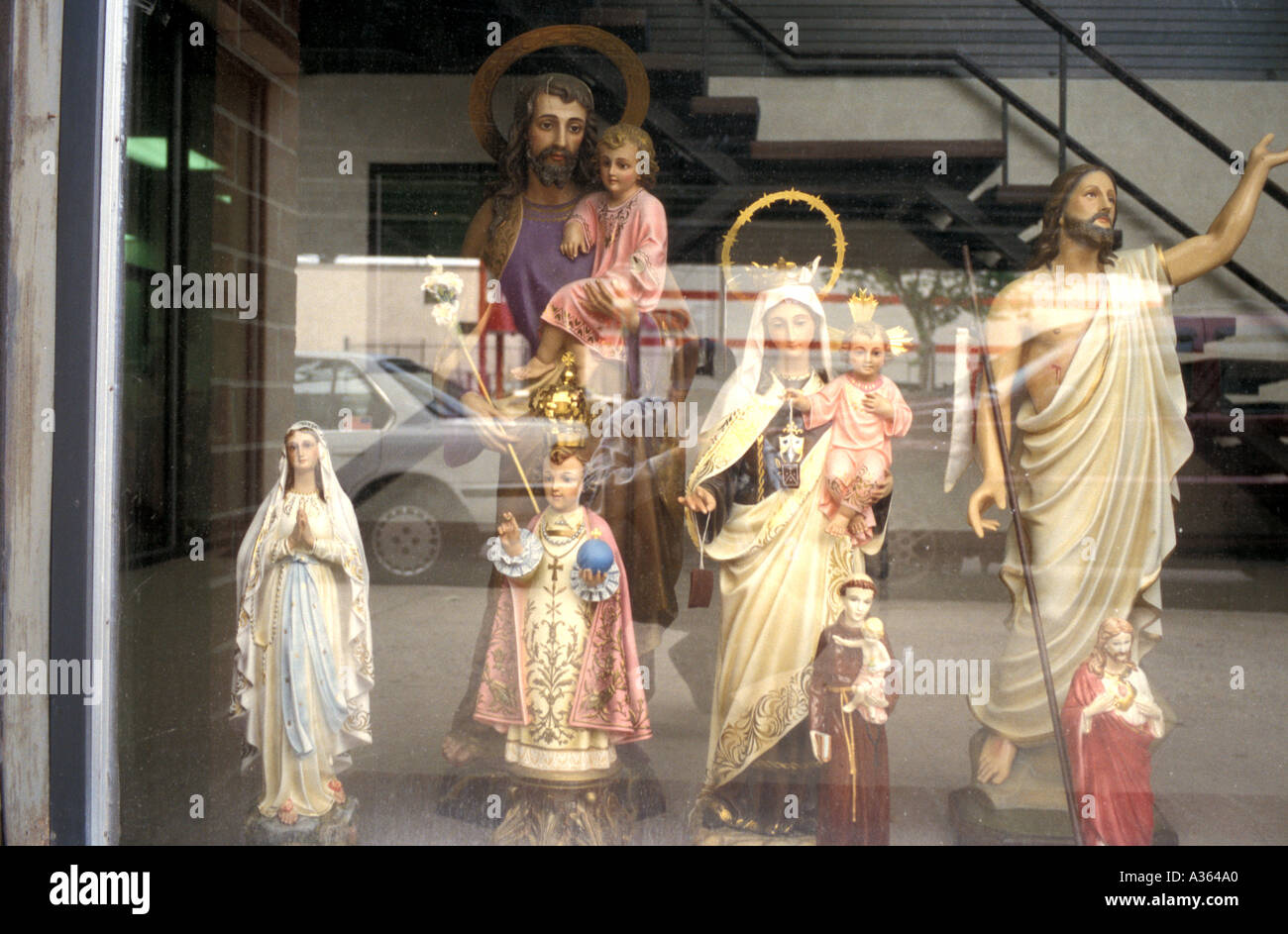 religiöse Statuen im Fenster des religiösen Statue Verkauf shop Stockfoto