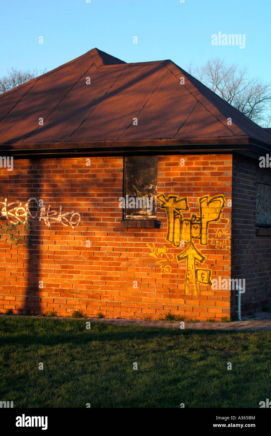 Graffiti auf einem Gebäude Wand gesprüht. Stockfoto