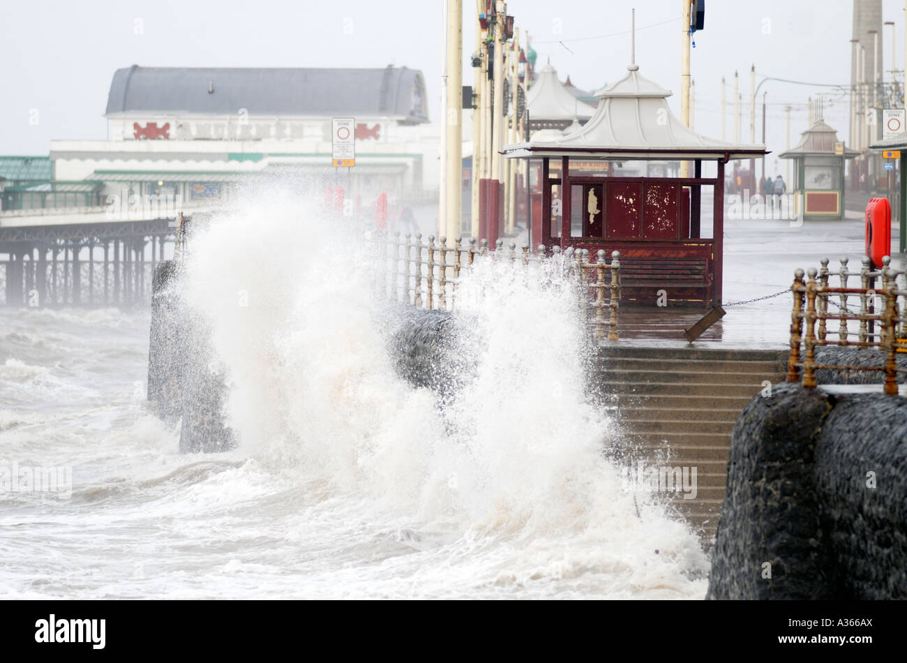 Stürmische See auf Blackpool direkt am Meer Stockfoto