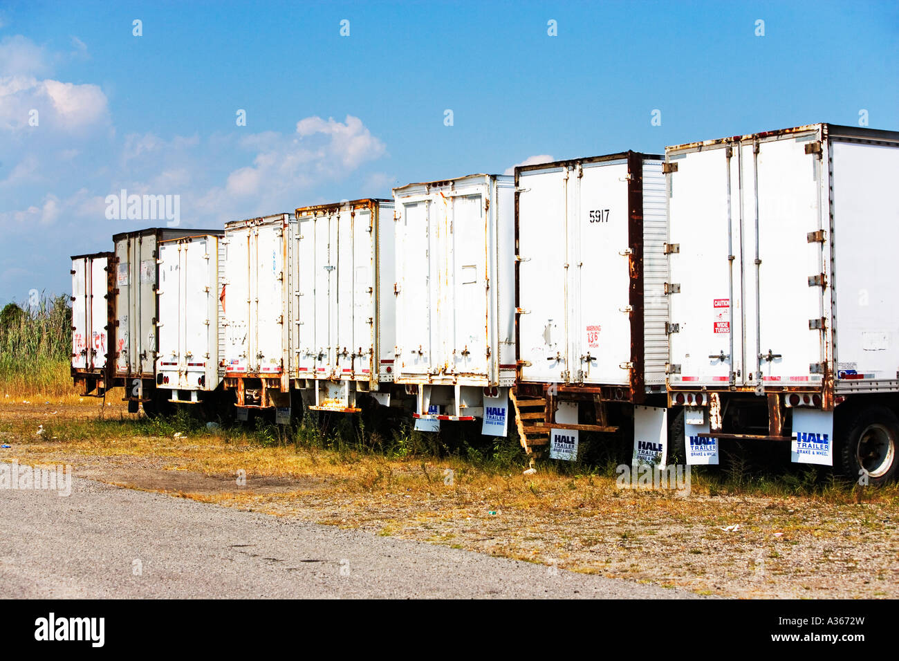RÜCKSEITE DES LKW, IN EINER REIHE, TRUCKING,, ÖL, TRUCK,, TRANSPORT,, LKW, BÄUME,, BLAU, HIMMEL,, LUFT, UMWELTVERSCHMUTZUNG,, BUSINESS,, COMMERC Stockfoto