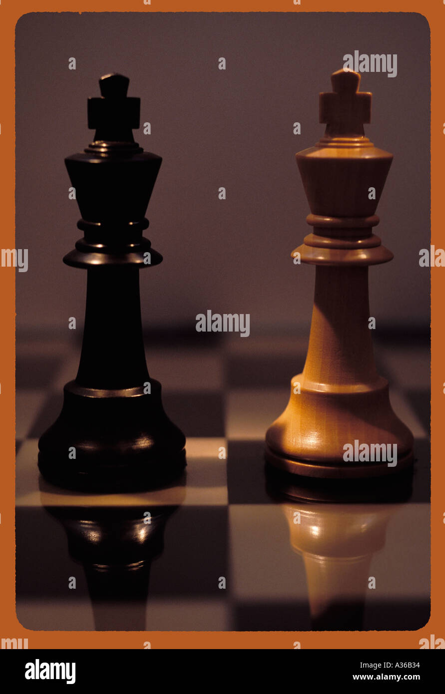 Zwei Könige stehen einander gegenüber auf Schachbrett Stockfoto