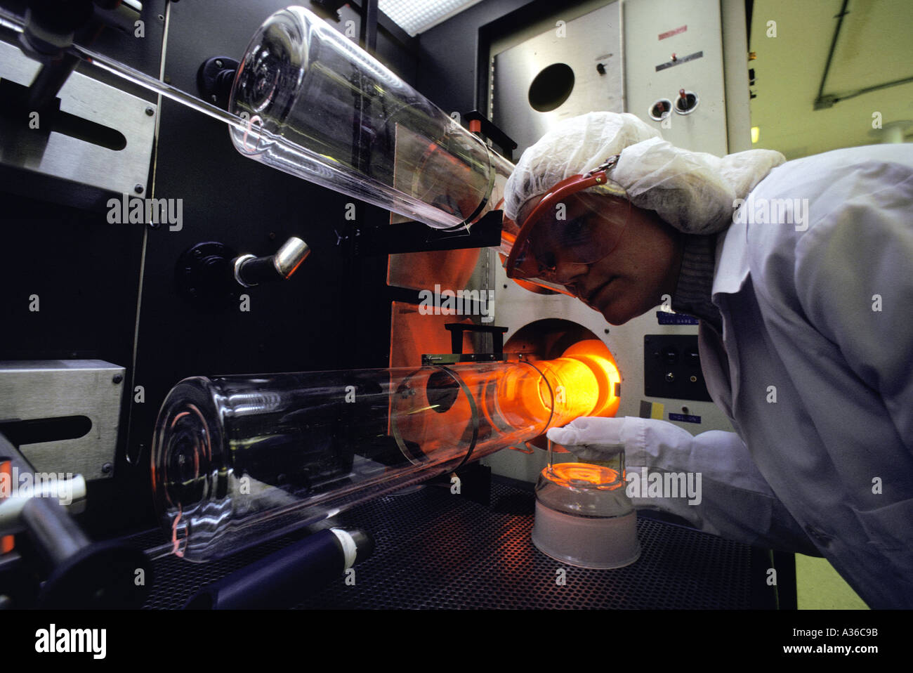 Halbleiter-Wafer Herstellung Ofen Techician in Bunny Anzug Stockfoto