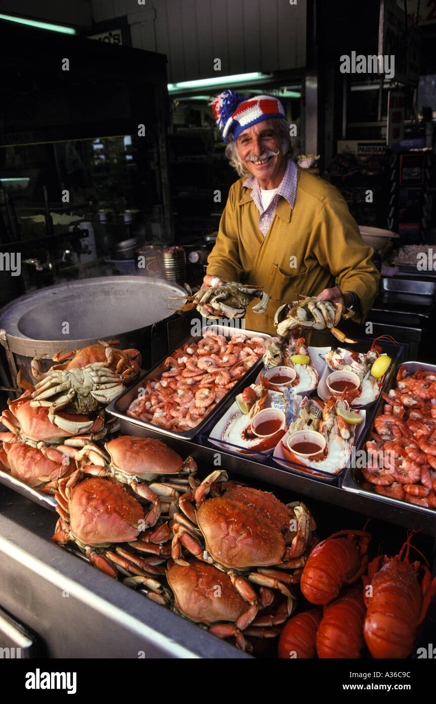 San Francisco Kalifornien Fisherman s Wharf Verkäufer Verkauf von Garnelen und Krabben-cocktail Stockfoto