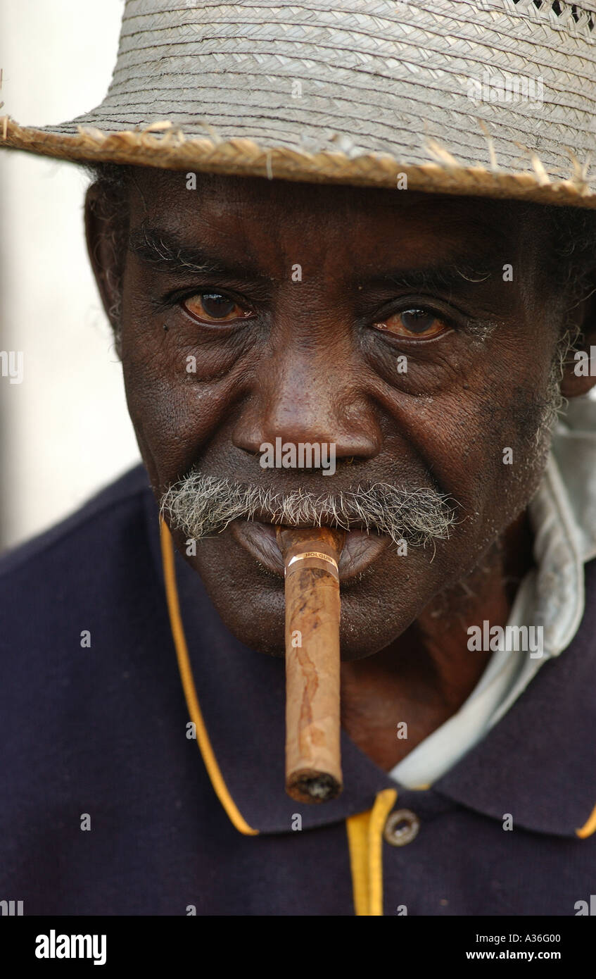 Porträt eines Mannes mit Hut raucht eine Zigarre Havanna Kuba Stockfoto