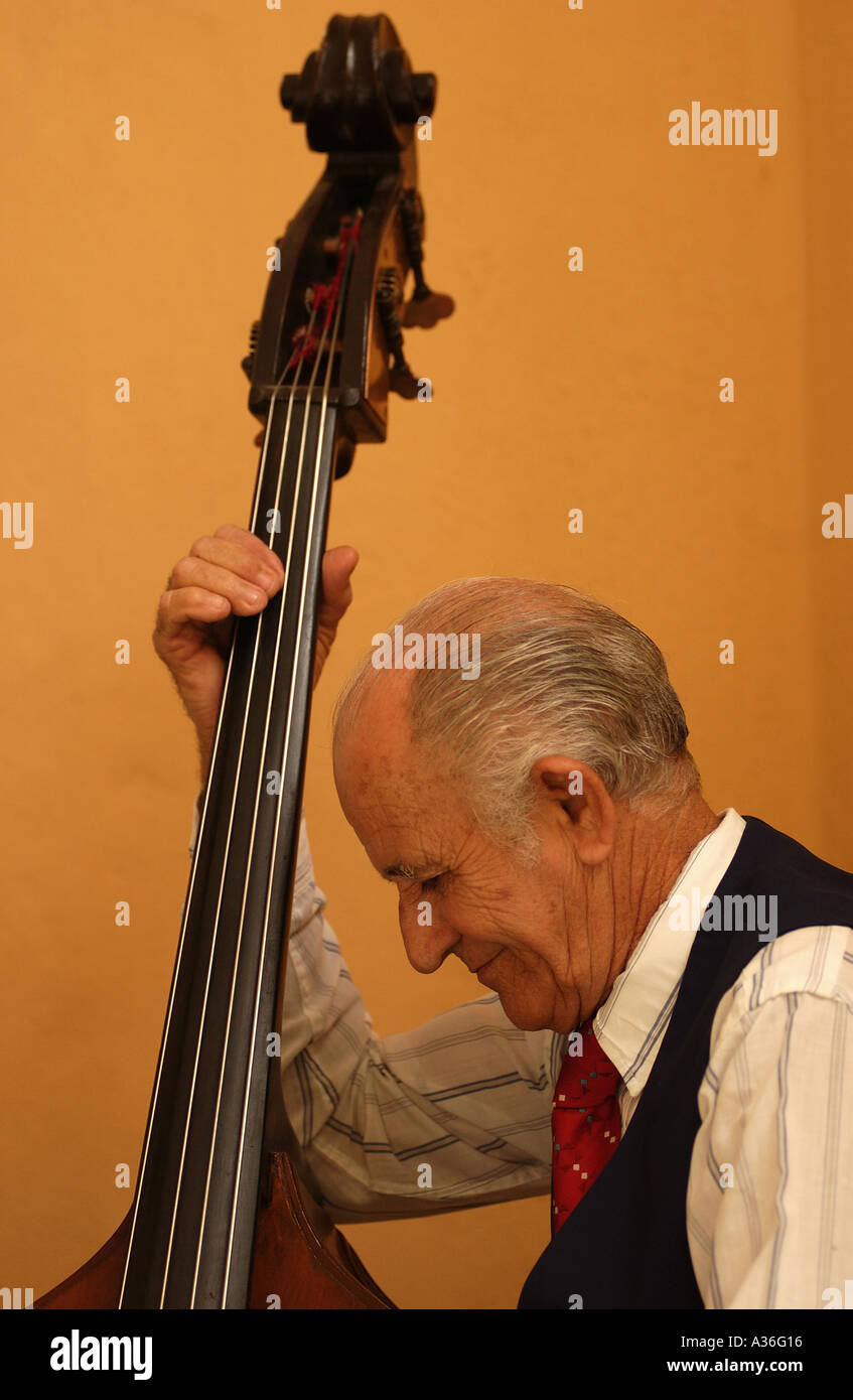 Profil eines Mannes spielen Kontrabass Havanna Kuba Stockfoto