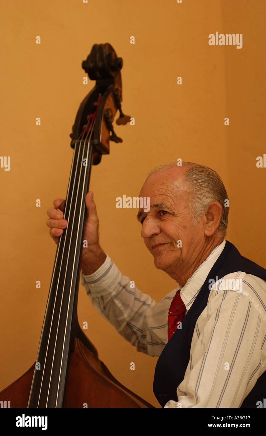 Man spielt einen Kontrabass Havanna Kuba Stockfoto