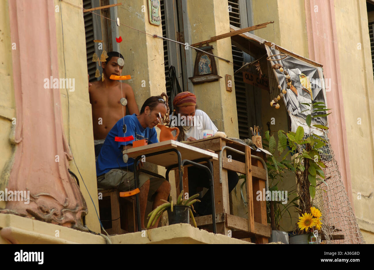 Niedrigen Winkel Ansicht der Künstler sitzen an einem Tisch auf dem Balkon Havanna Kuba Stockfoto