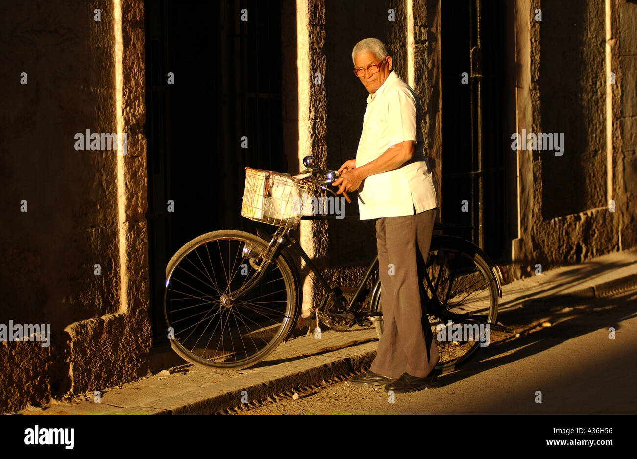 Porträt eines Mannes stehend mit einem Fahrrad Havanna Kuba Stockfoto