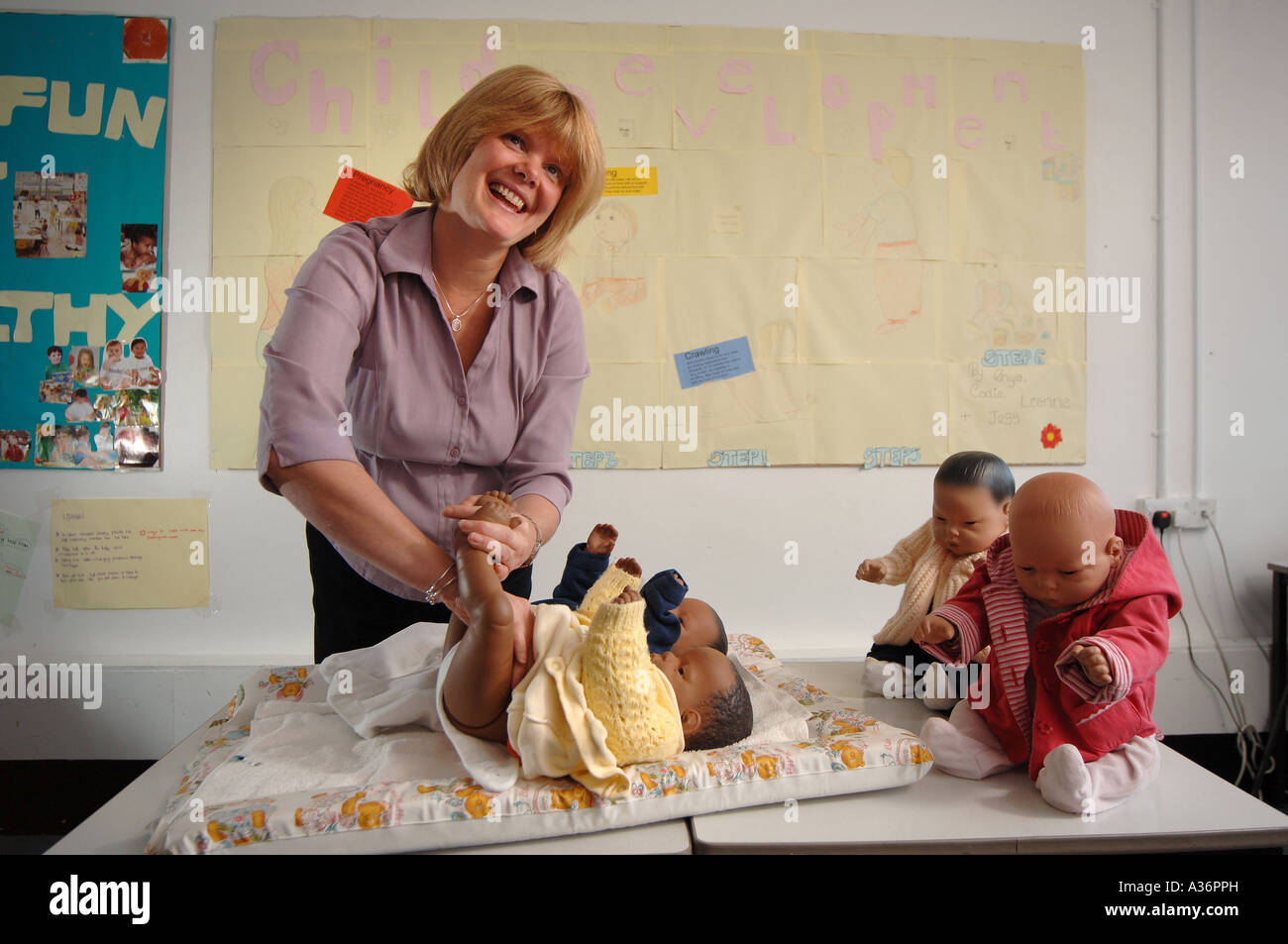 Wendy Stephens ein Programm Team Leader bei Göschen Zentrum in Plymouth Devon Wendy ist mit virtuellen Babys abgebildet. Stockfoto