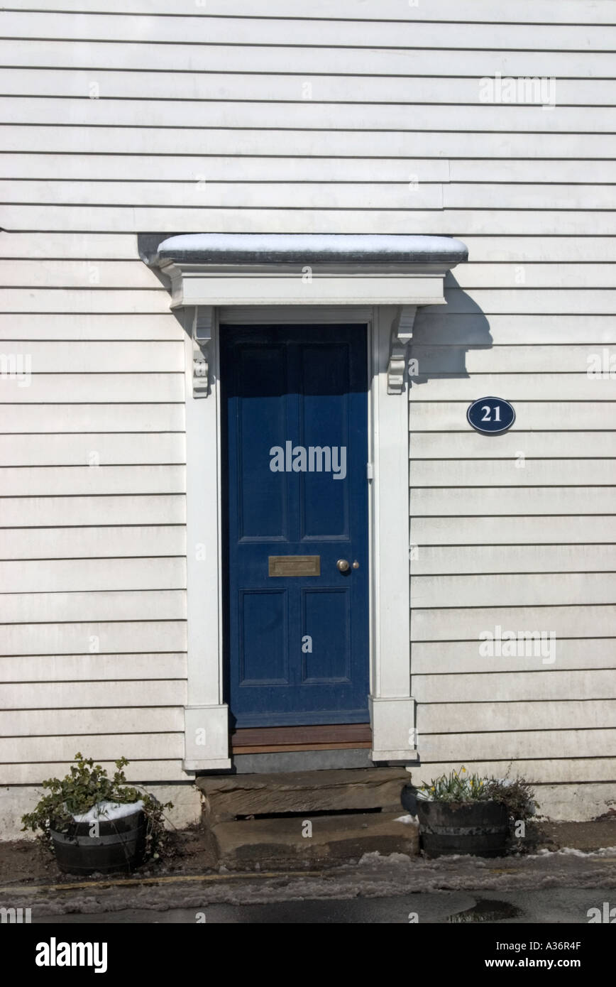 Ferienhaus aus Holz mit blauer Tür und Veranda Stockfoto