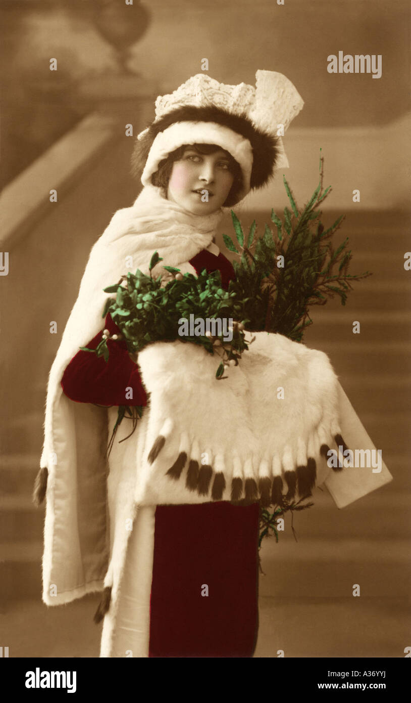 Anfang der 1920er das Porträt eines hübschen glamouröse junge Frau in einem Weihnachten Outfit holding Mistel, Großbritannien Stockfoto