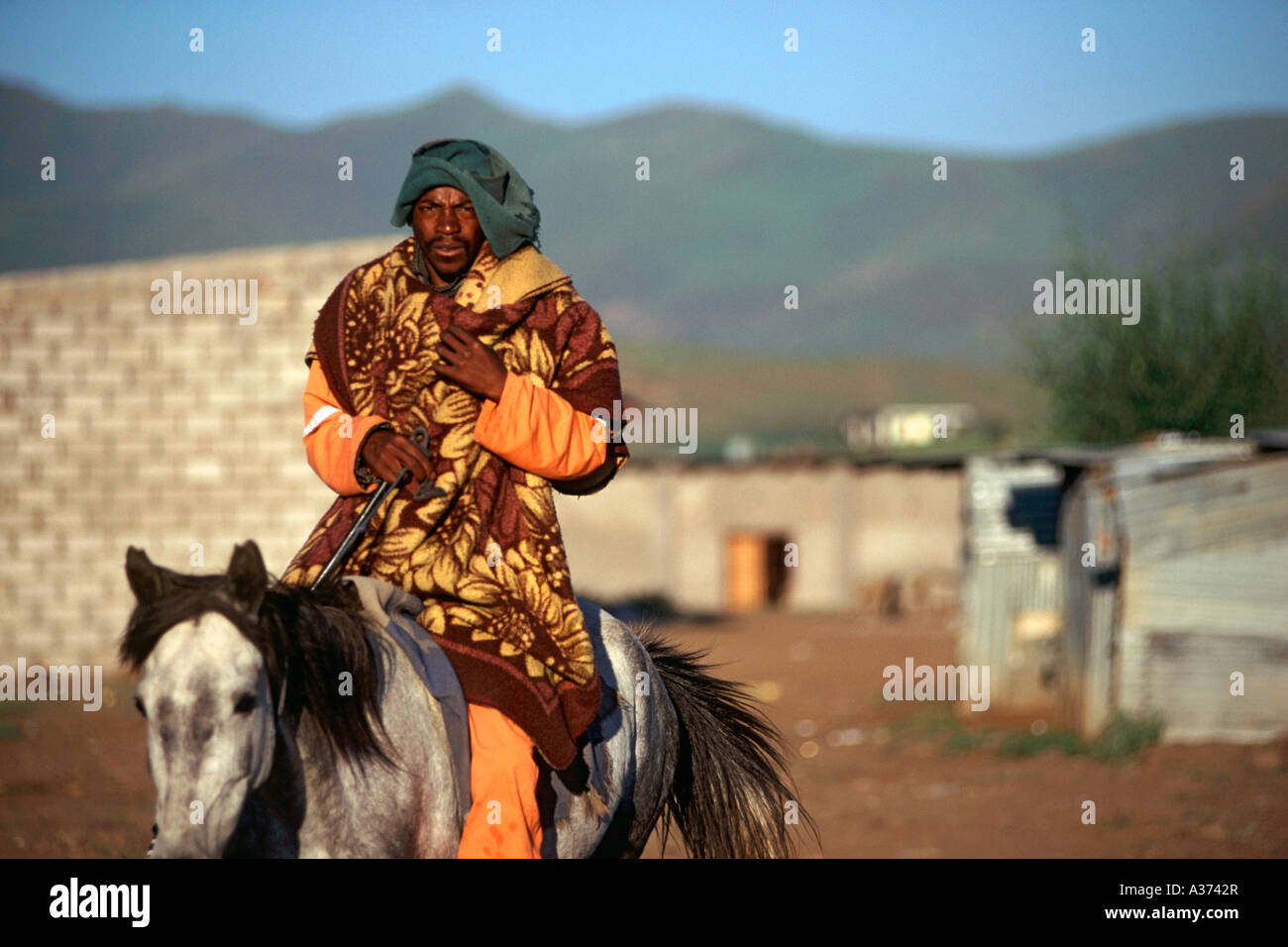 Ein Mann der Basotho auf dem Pferderücken in dem Dorf Semonkong in Lesotho. Stockfoto