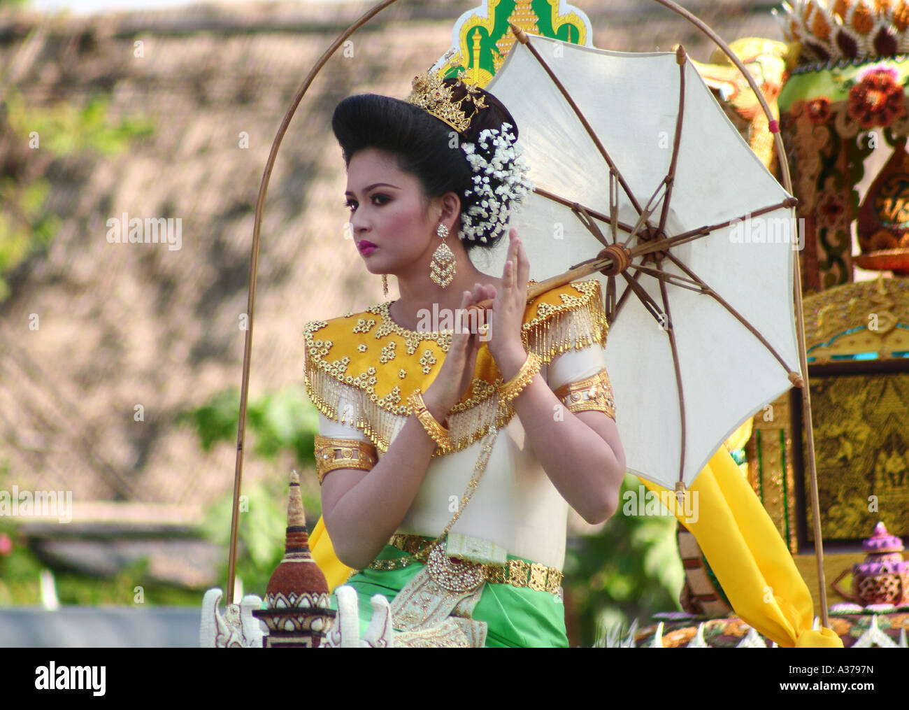 Thai-Frau In traditioneller Kleidung mit Sonnenschirm Loy Kratong Festival Stockfoto