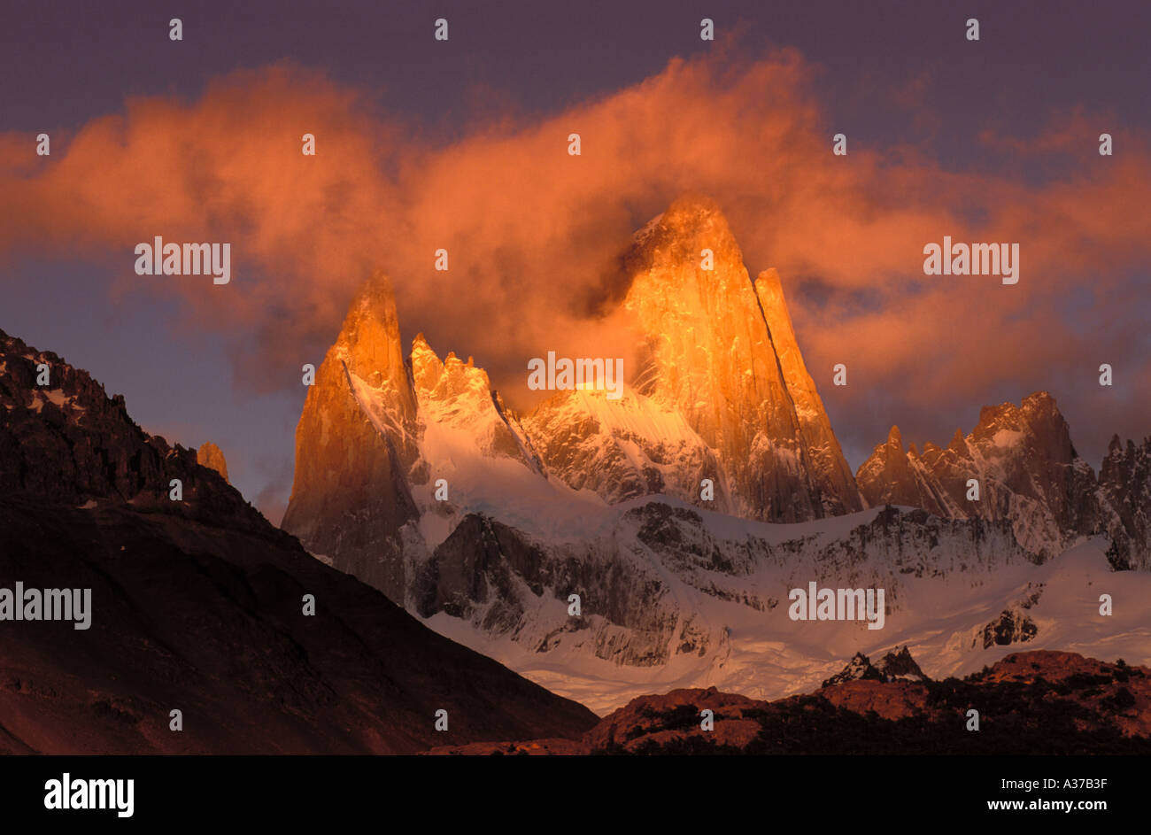 Dawn Lichtmenge Mount Fitzroy Höhepunkt in Los-Gletscher-Nationalpark-Patagonien Argentinien Stockfoto