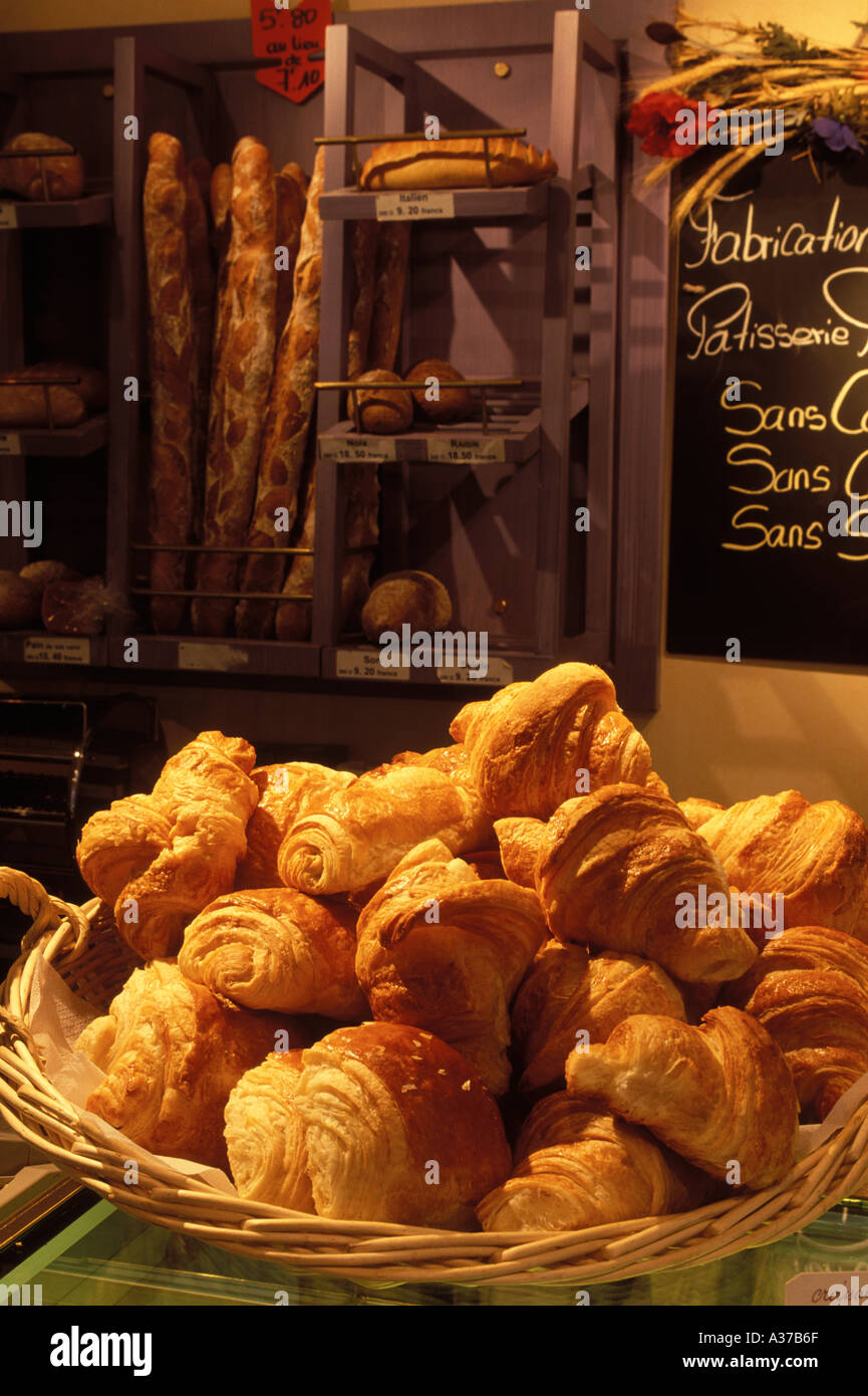 Korb mit frischen warmen Croissants in Paris boulangeria Stockfoto