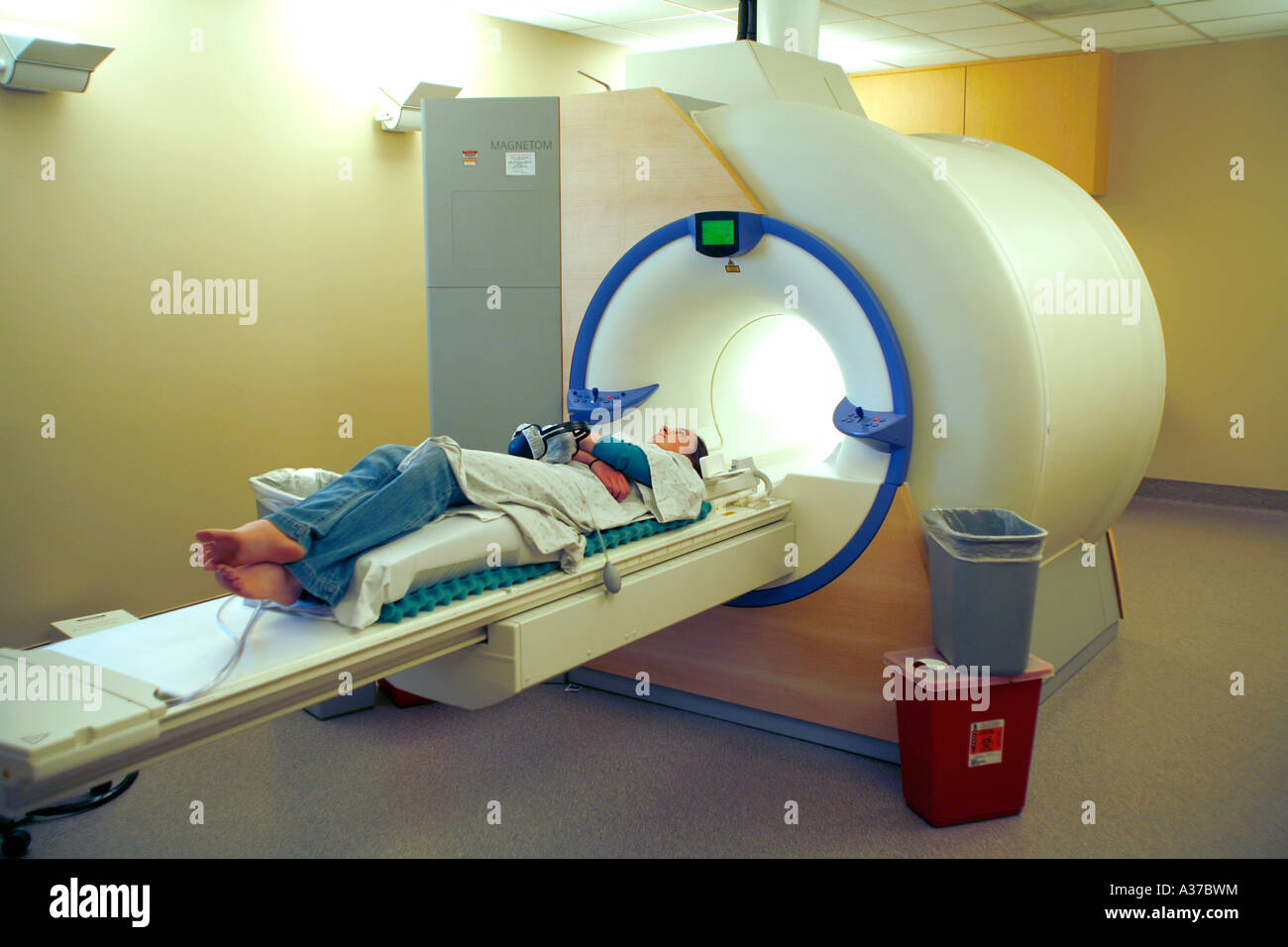 Eine MRT (Magnet-Resonanz-Tomographie)-Gerät dient zum Testen ein Teenager  Weiblich aus dem Grund, dass sie Kopfschmerzen hat Stockfotografie - Alamy