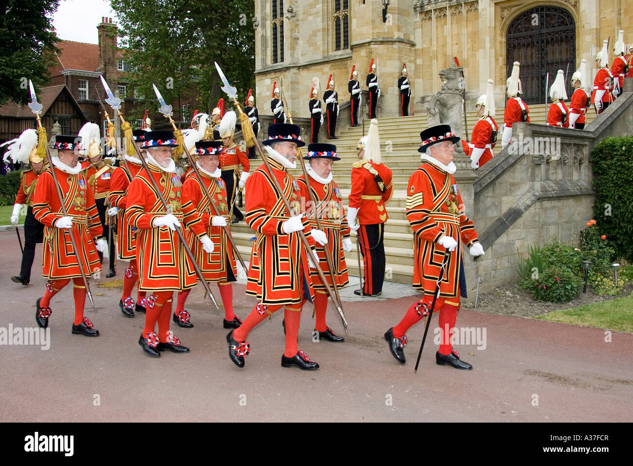 Das Strumpfband-Zeremonie im Windsor Castle Beefeaters marschieren Stockfoto