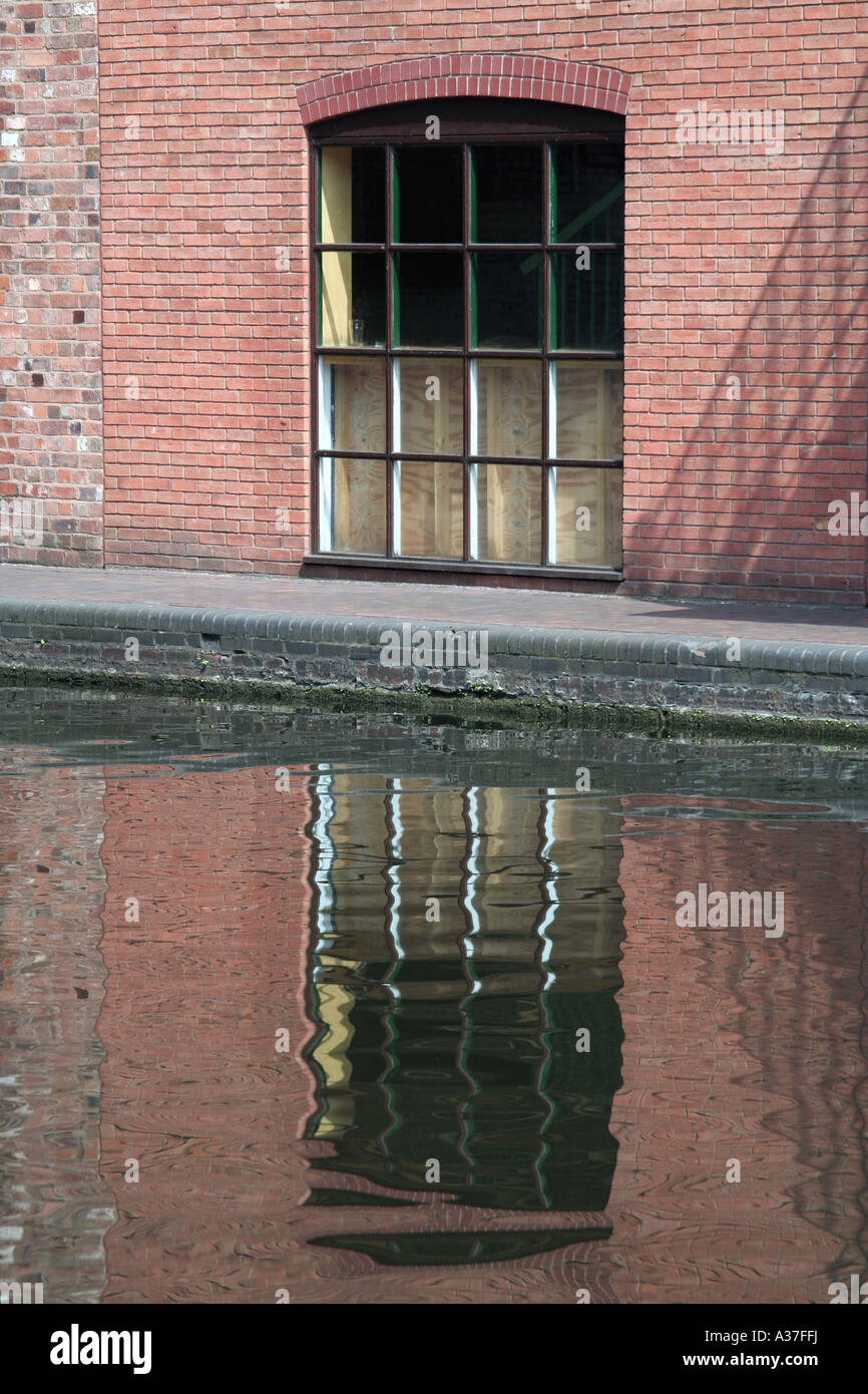 Eine Ebene auf ein Fenster und seine Spiegelung im Kanalwasser Stockfoto