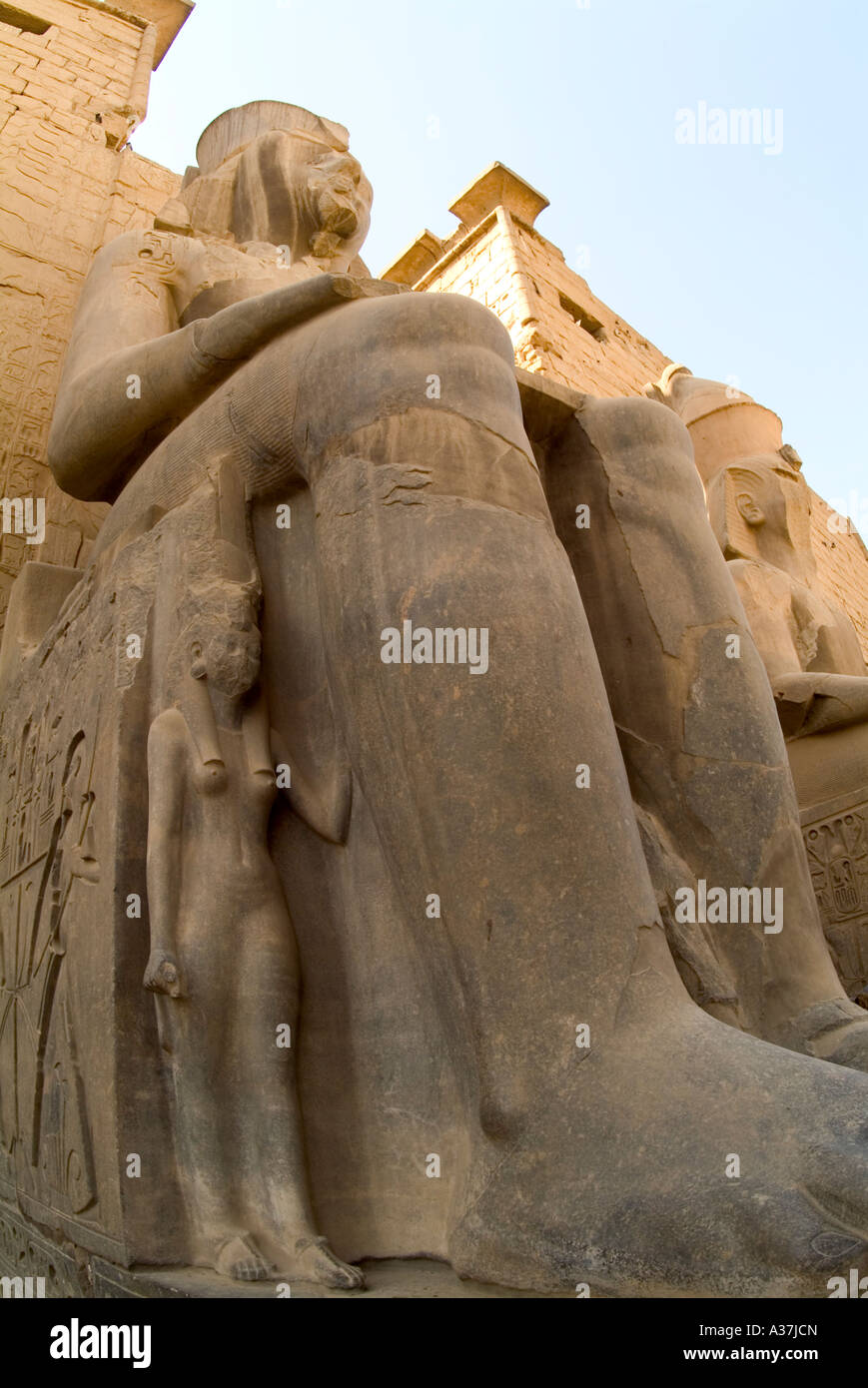 Luxor Tempel Theben Kolossalstatue Pharao Vorderseite Aussicht auf Eingang Pylon Ramses II Luxor Ägypten Nordafrika Stockfoto