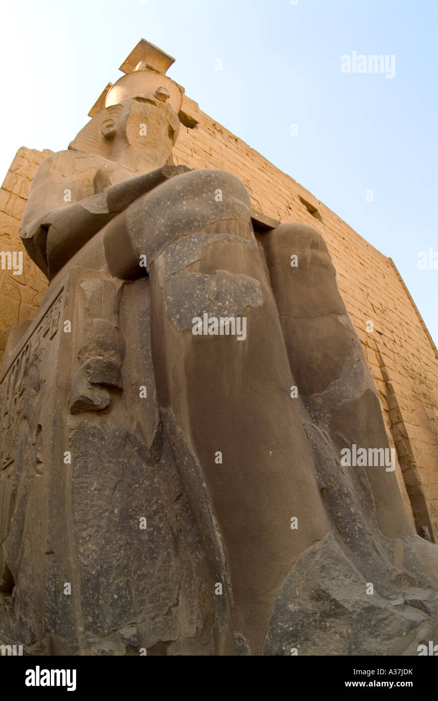 Luxor-Tempel Hieroglyphen Kolossalstatue Pharao Vorderpfoten Blick nach oben Eingang Pylon Ramses II Luxor Ägypten Nordafrika Stockfoto