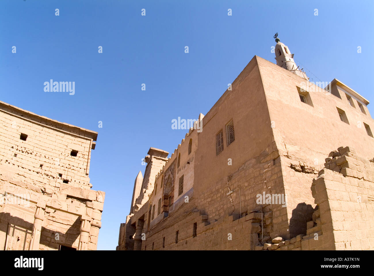 Luxor-Tempel Wände Dach Spitzen Fenster Öffnungen Dekorationen Hall Gericht Luxor Ägypten-Nordafrika Stockfoto