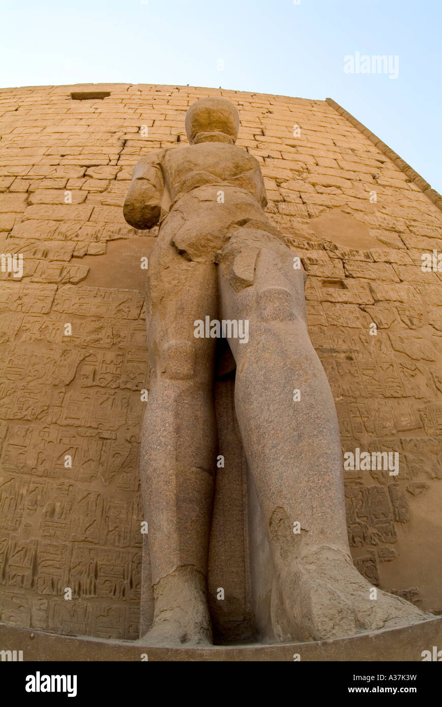 Luxor Tempel Theben front Ansicht Statue vor Pylon Ramses II Pharao Luxor Ägypten-Nordafrika Stockfoto