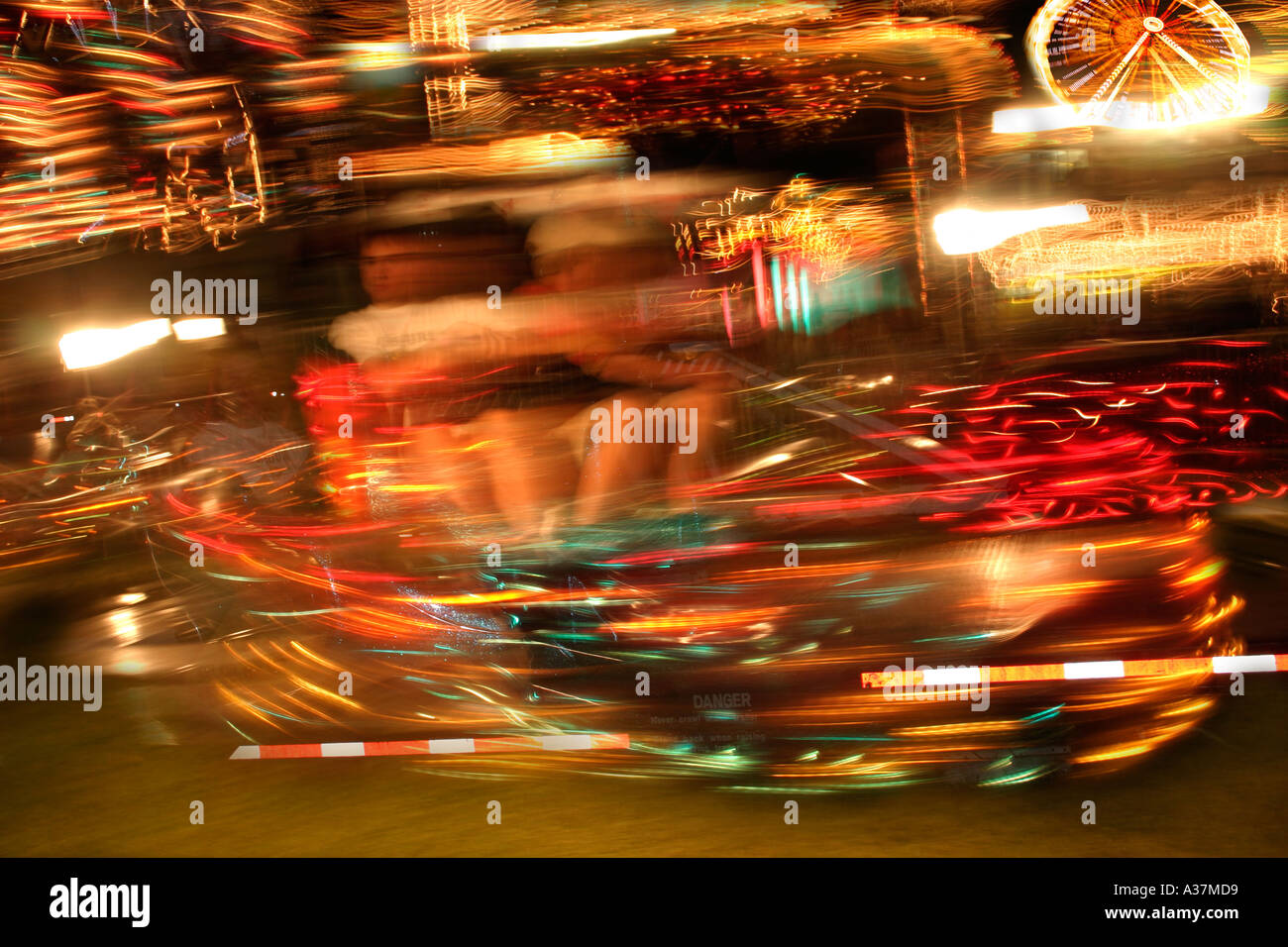 Jugendliche, die wirbelnden auf Carnival Ride Stockfoto