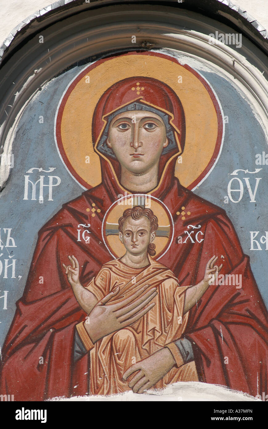 Jungfrau Maria und Kind auf dem alten Fresko über dem Tor einer orthodoxen Kirche von Dormition "auf dem Marktplatz" in Pskov, Russland dargestellt Stockfoto